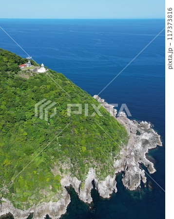 丹後半島最先端の美しい海岸と経ケ岬灯台の空撮 117373816