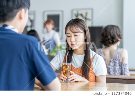 カフェで別れ話をするカップル 117374046
