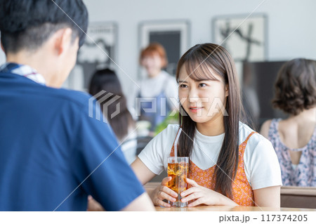 カフェで彼氏に怒る若い女性 カフェで彼氏に怒る若い女性 117374205