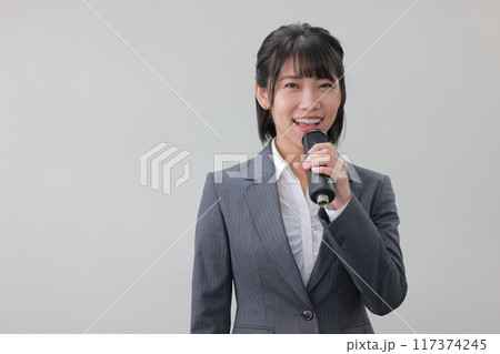にこやかに話すセミナー講師の女性_1 117374245