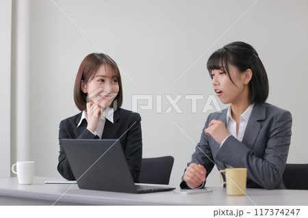 同僚の話に新たな気付きのあったビジネスウーマン_1 117374247