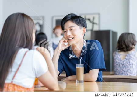 カフェでくつろぐ若いカップル 117374314