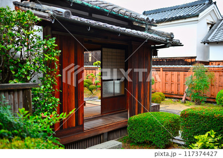 江戸時代の民家の中庭と離れ部屋 江戸時代の民家の中庭と離れ部屋 117374427