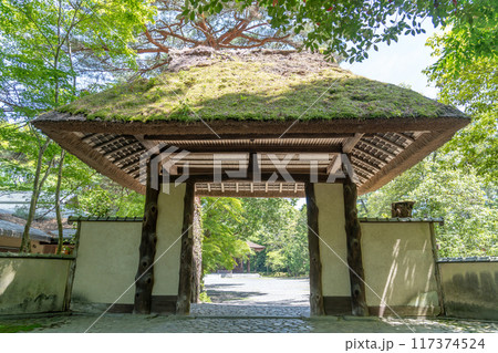 三重県伊賀市　夏の伊賀上野城内にある俳聖殿前の偲翁舎の門 117374524