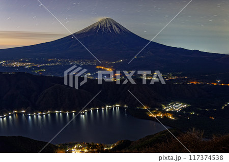 御坂山地・雪頭ヶ岳から見る夜明けの富士山 御坂山地・雪頭ヶ岳から見る夜明けの富士山 117374538