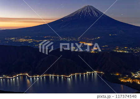 御坂山地・雪頭ヶ岳から見る夜明けの富士山 御坂山地・雪頭ヶ岳から見る夜明けの富士山 117374540
