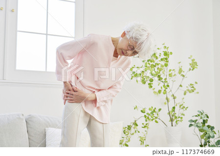 坐骨神経痛のシニア女性 リビングルーム 坐骨神経痛のシニア女性 リビングルーム 117374669