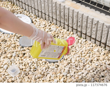 虫除け粉を撒く 117374676