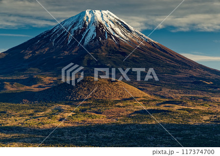 精進峠から見る夕暮れの富士山 117374700