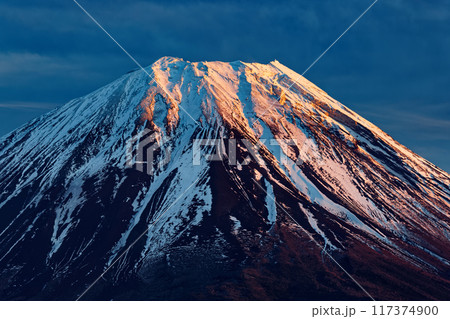 精進峠から見る夕照の富士山 117374900