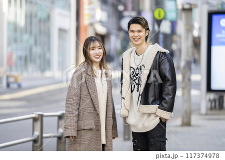 カメラ目線で笑顔の若い男女 117374978