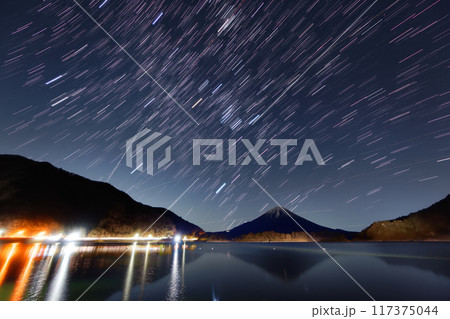 精進湖湖畔から見る富士山と冬の星座 117375044