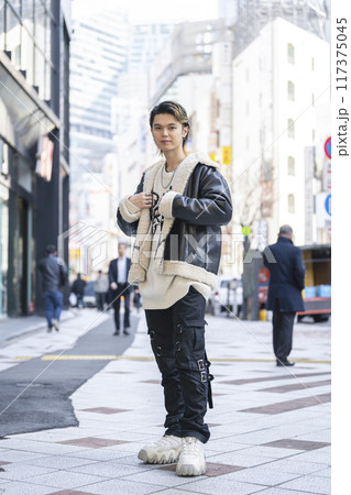 カメラ目線の20代の男性 全身 ポートレート カメラ目線の20代の男性 全身 ポートレート 117375045