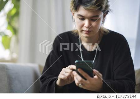 スマートホンを操作する若い男性 117375144