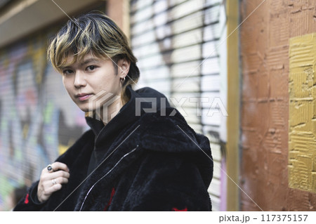 カメラ目線の20代の金髪の男性 ポートレート カメラ目線の20代の金髪の男性 ポートレート 117375157