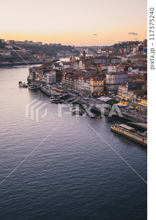 ドンルイス一世橋からのポルト歴史地区の夕暮れ 117375240