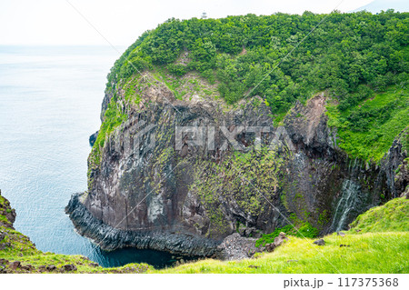 断崖絶壁をオホーツク海へ流れ落ちる繊細なフレペの滝(乙女の涙)と断崖上の宇登呂灯台 断崖絶壁をオホーツク海へ流れ落ちる繊細なフレペの滝(乙女の涙)と断崖上の宇登呂灯台 117375368