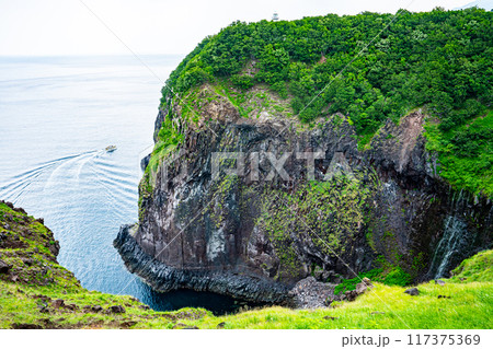 断崖絶壁をオホーツク海へ流れ落ちる繊細なフレペの滝（乙女の涙）と知床遊覧船 117375369