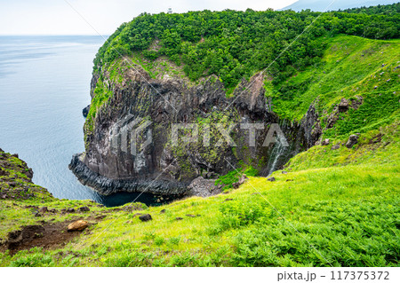 断崖絶壁をオホーツク海へ流れ落ちる繊細なフレペの滝(乙女の涙)と断崖上の宇登呂灯台 断崖絶壁をオホーツク海へ流れ落ちる繊細なフレペの滝(乙女の涙)と断崖上の宇登呂灯台 117375372