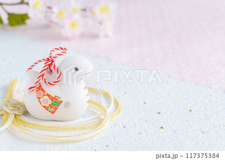 巳年の年賀状素材｜白蛇の土鈴と水引と桜 117375384