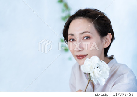 白薔薇を持つミドルの女性 117375453