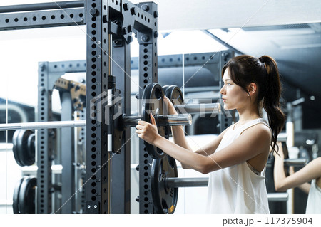 スポーツジム　トレーニングジム　女性　筋トレ　ポートレート 117375904