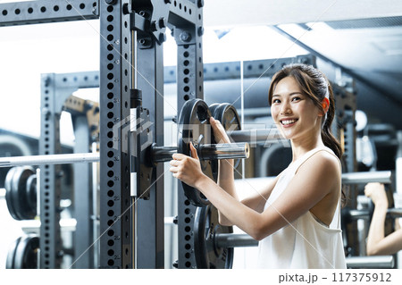 スポーツジム　トレーニングジム　女性　筋トレ　ポートレート 117375912