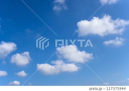 夏の青空と白い雲《背景素材》 117375944