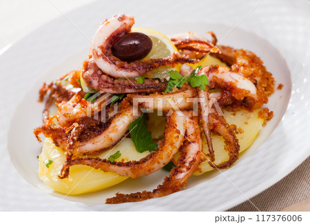 Fried tentacles squid with potatoes 117376006