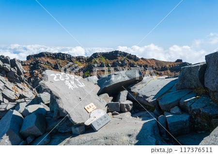 秋の鳥海山登山:山頂(新山) 奥に七高山 秋の鳥海山登山:山頂(新山) 奥に七高山 117376511