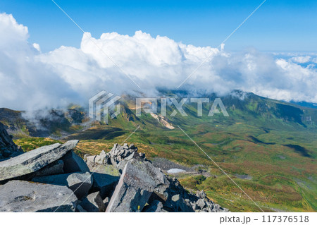 秋の鳥海山登山：山頂（新山）からの眺め 117376518