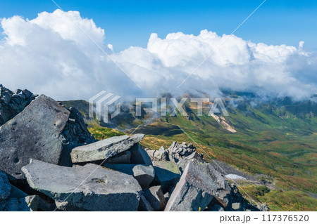 秋の鳥海山登山：山頂（新山）からの眺め 117376520