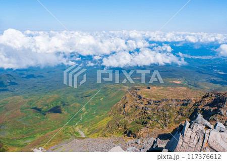 秋の鳥海山登山：山頂（新山）からの眺め 117376612