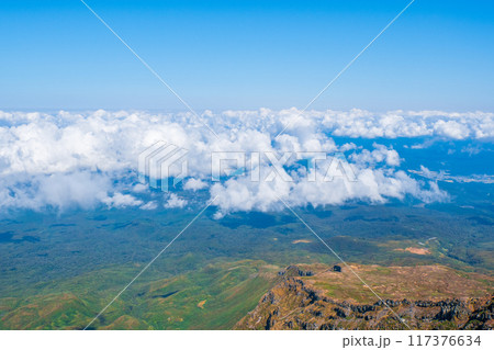 秋の鳥海山登山:山頂(新山)からの眺め 秋の鳥海山登山:山頂(新山)からの眺め 117376634