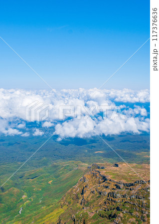 秋の鳥海山登山：山頂（新山）からの眺め 117376636