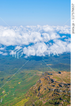 秋の鳥海山登山：山頂（新山）からの眺め 117376637