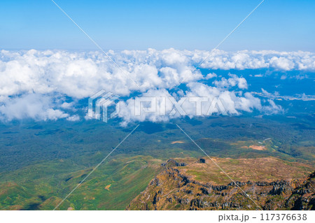 秋の鳥海山登山：山頂（新山）からの眺め 117376638