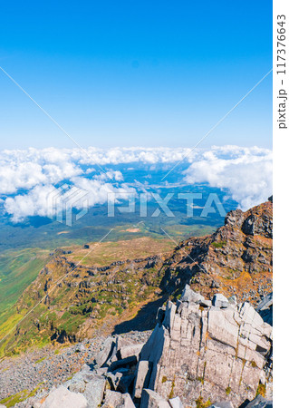 秋の鳥海山登山：山頂（新山）からの眺め 117376643