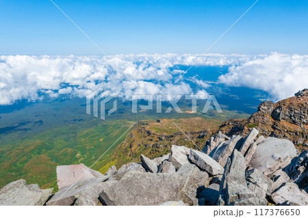 秋の鳥海山登山:山頂(新山)からの眺め 秋の鳥海山登山:山頂(新山)からの眺め 117376650