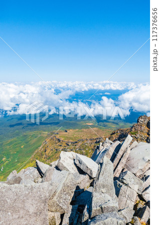 秋の鳥海山登山：山頂（新山）からの眺め 117376656