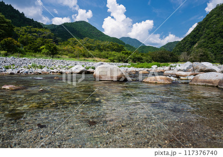 夏の山景色 日本の清流 綺麗な川 夏の山景色 日本の清流 綺麗な川 117376740