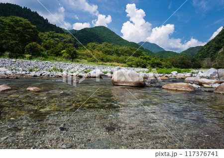 夏の山景色　日本の清流　綺麗な川 117376741