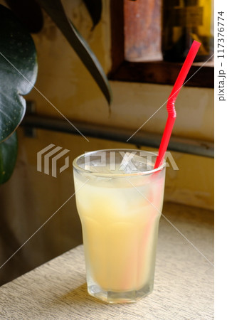 グラスに入ったグレープフルーツジュース 117376774