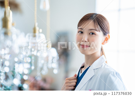 レディースクリニックの女性医師 117376830