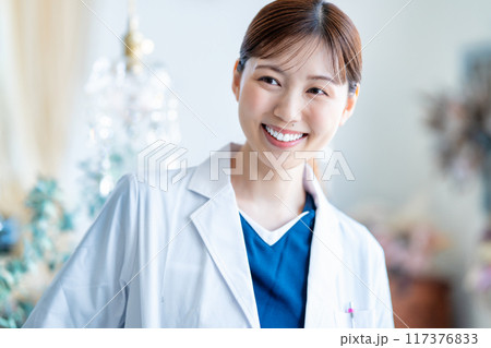 レディースクリニックの女性医師 117376833