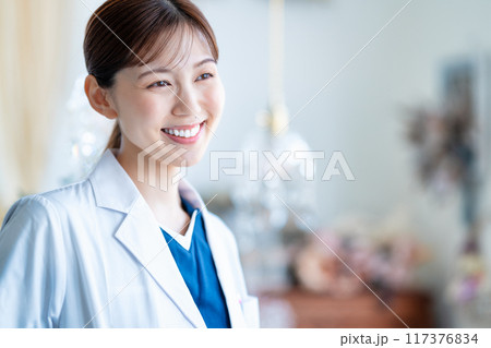 レディースクリニックの女性医師 117376834