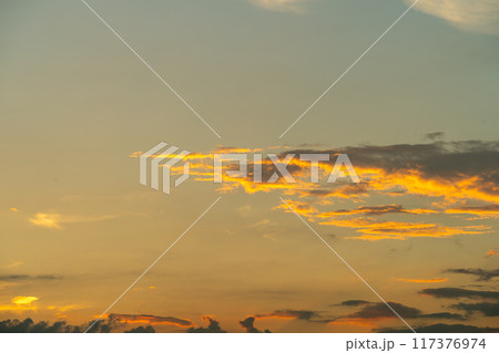 オレンジ色に染まる夕焼け空 オレンジ色に染まる夕焼け空 117376974