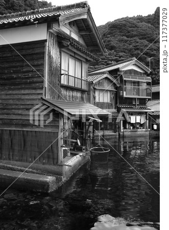伝統的建造物舟屋の家並モノクロ 117377029