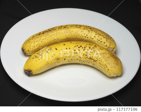 黒い点が表面に出た完熟バナナ 黒い点が表面に出た完熟バナナ 117377106