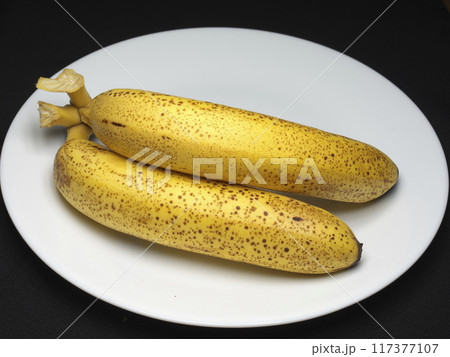 黒い点が表面に出た完熟バナナ 黒い点が表面に出た完熟バナナ 117377107
